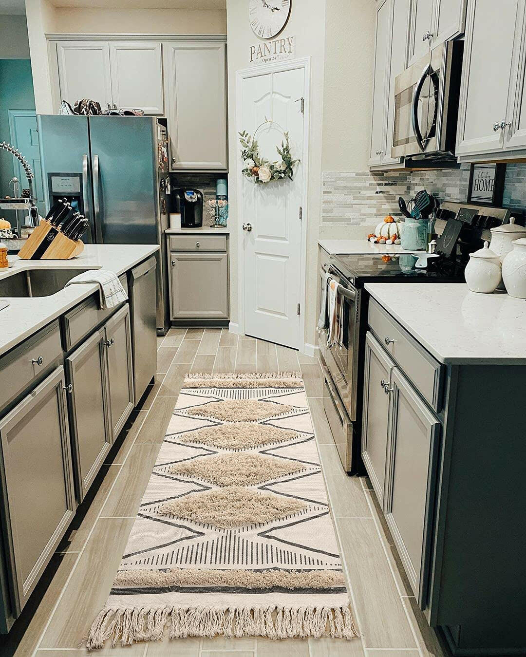 Boho Runner Rug 2.3'X5.3 Tufted Geometric Farmhouse Hallway Rugs with Tassels Washable Woven Tribal Diamond Throw Accent Rug Doormat for Kitchen Sink/Living Room/Bedroom.