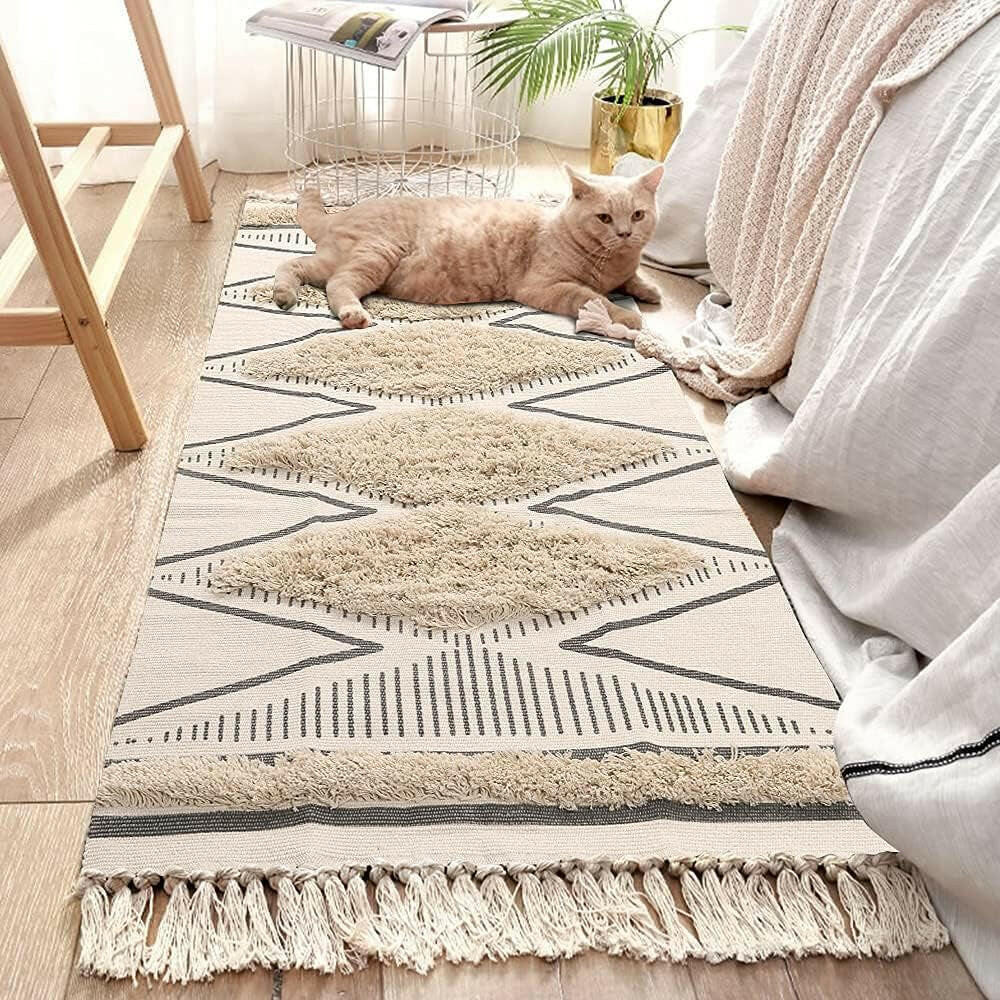 Boho Runner Rug 2.3'X5.3 Tufted Geometric Farmhouse Hallway Rugs with Tassels Washable Woven Tribal Diamond Throw Accent Rug Doormat for Kitchen Sink/Living Room/Bedroom.